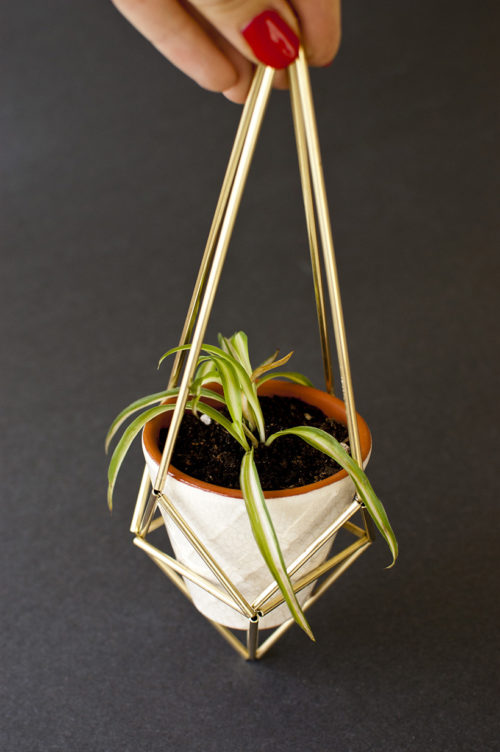 Learn how to make a DIY geometric himmli plant hanger
