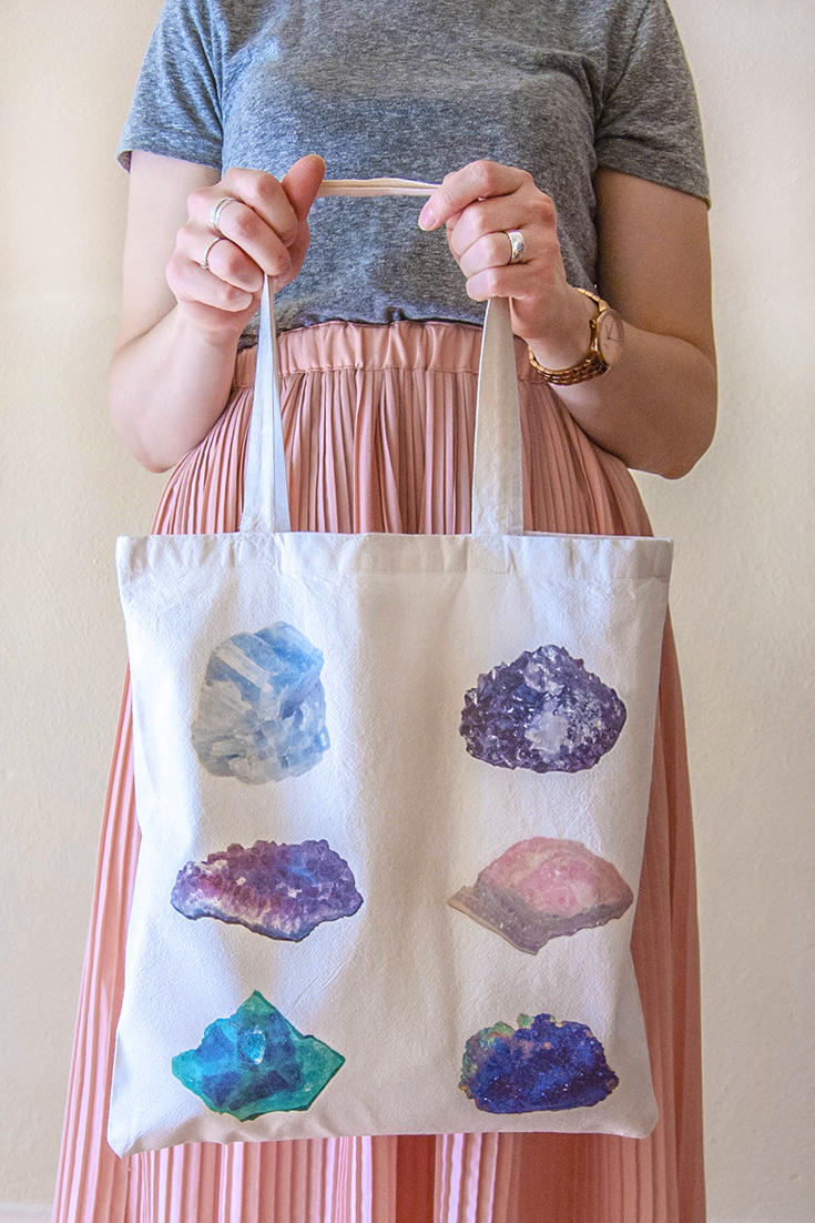 Make this DIY mineral chart tote bag with free printable images.