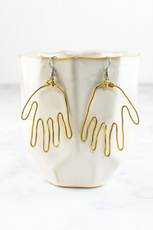 Make your own brass hand earrings with this tutorial #DIY