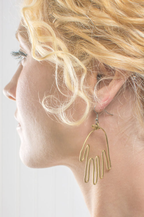 Make your own brass hand earrings with this tutorial #DIY