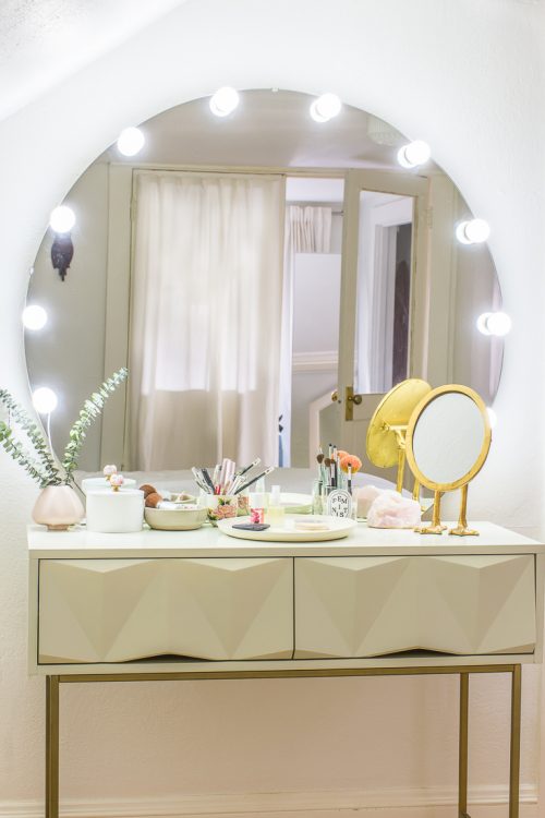 Learn how easy it is to turn a desk into a makeup table with vanity mirror #DIY #homedecor #furniture #makeup