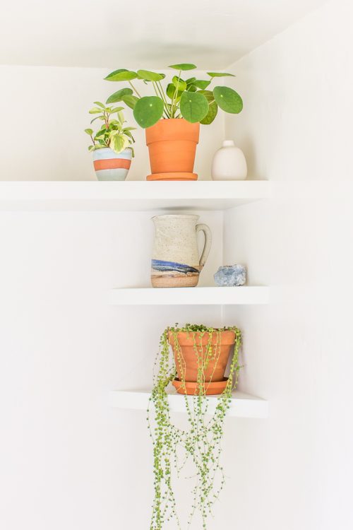 Learn how I made my own DIY floating shelves for my breakfast nook #DIY #decor #homedecor